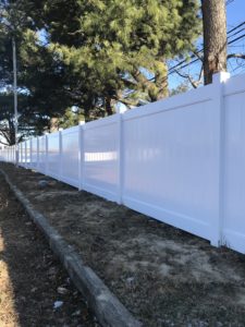 white vinyl privacy fence